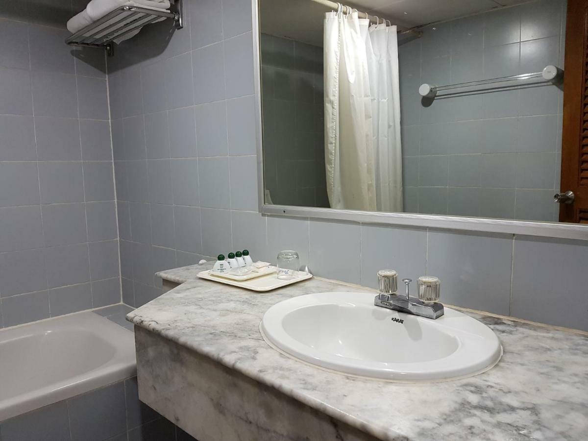 The Park Hotel Sukhumvit 7 Бангкок Экстерьер фото
