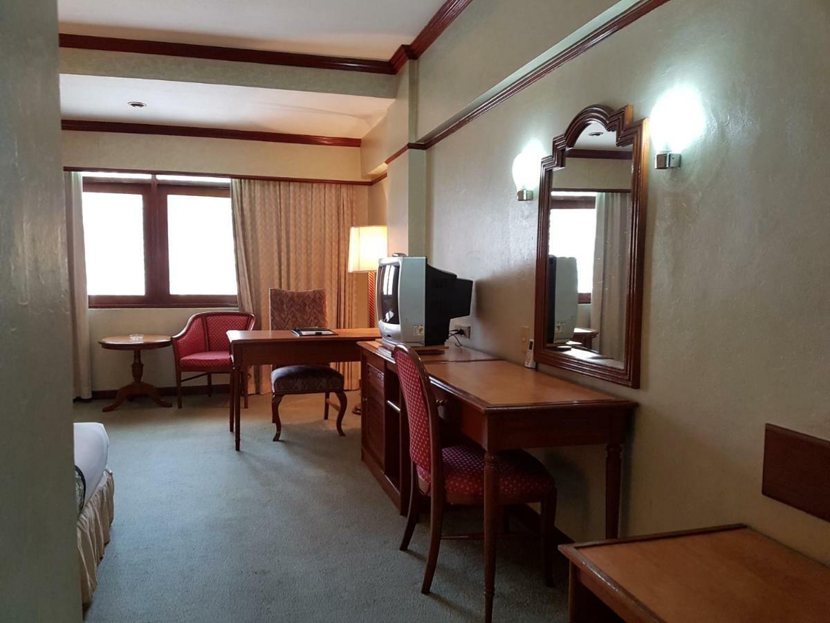 The Park Hotel Sukhumvit 7 Бангкок Экстерьер фото