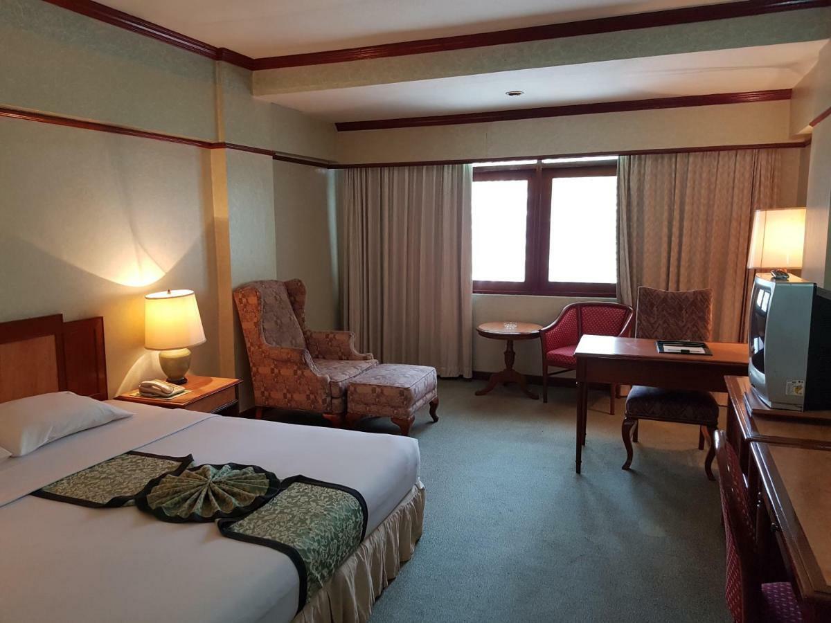 The Park Hotel Sukhumvit 7 Бангкок Экстерьер фото