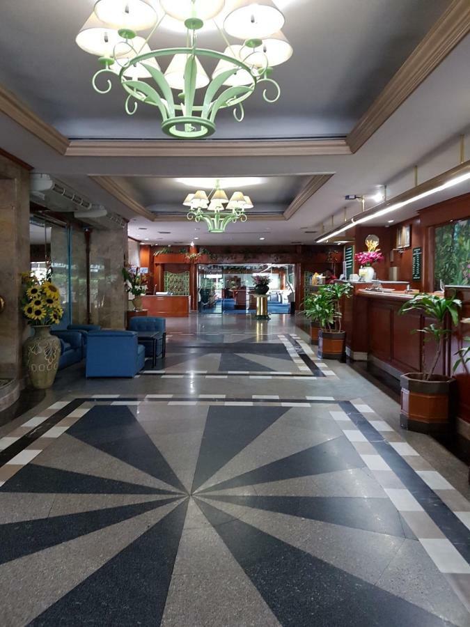 The Park Hotel Sukhumvit 7 Бангкок Экстерьер фото